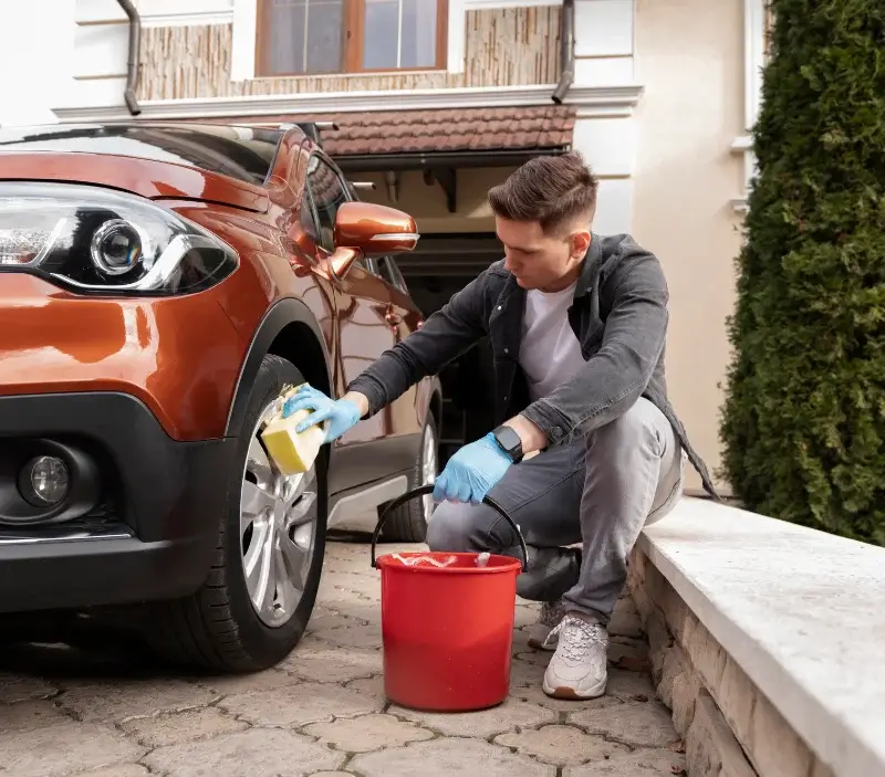 Lavage auto à domicile Saint-Aubin-le-Monial : professionnel intervenant sur un véhicule